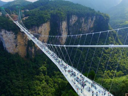 உலகின் உயரமான கண்ணாடி பாலத்தை திறந்த வேகத்தில் மூடிய சீனா