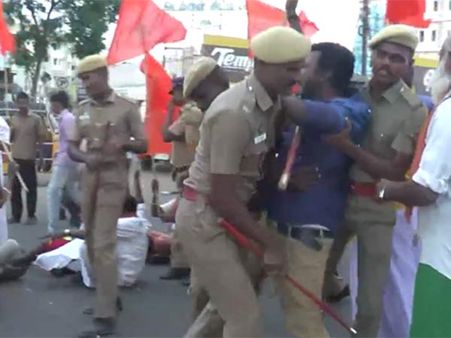 திண்டுக்கல் இந்து முன்னணி உறுப்பினருக்கு அரிவாள் வெட்டு... மதுரையில் தொண்டர்கள் சாலை மறியல்- வீடியோ