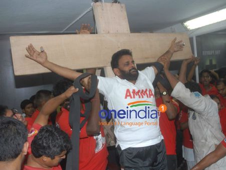 ஜெ.வுக்காக சிலுவையில் அறைந்து கொண்ட “முரட்டு பக்தர்” ஹூசைனி இப்போ என்ன செய்கிறார் தெரியுமா?