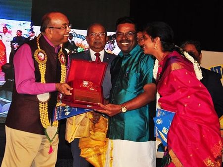 தமிழகத்து கவிஞர் மு.முருகேஷூக்கு குவைத்தில் ‘குறுங்கவிச் செல்வன்’ இலக்கிய விருது