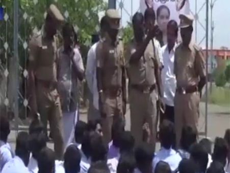 சோனாலி கொலை எதிரொலி... பாதுகாப்பு கேட்டு கரூர் கல்லூரி மாணவர்கள் போராட்டம்- வீடியோ