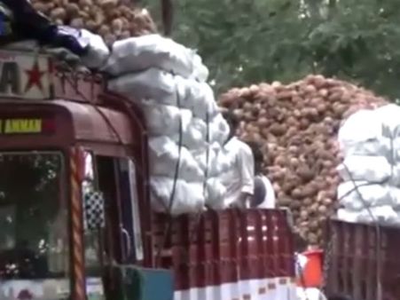 எல்லையில் நிறுத்தப்பட்ட லாரிகள்... ‘சரக்கு’களை மாற்றிக் கொள்ளும் புத்திசாலி டிரைவர்கள்- வீடியோ