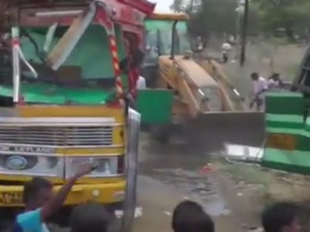 கரூர் அருகே மணல் லாரி மீது அரசு பேருந்து மோதி விபத்து... 2 பெண்கள் உட்பட 3 பேர் பலி- வீடியோ