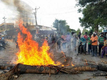பெங்களூரு கலவரம்.. படம் பிடித்த பெண் நிருபரின் வயிற்றில் குத்திய வன்முறையாளர்கள்!