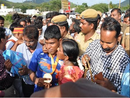 தங்க மாரியப்பன் சொந்த ஊருக்கு வந்தார் ... தாரை தப்பட்டை முழங்க வரவேற்பு