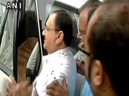 மத்திய சுகாதாரத் துறை அமைச்சர் ஜே.பி. நட்டா மீது மை வீச்சு.. மாணவர்கள் அட்டூழியம்