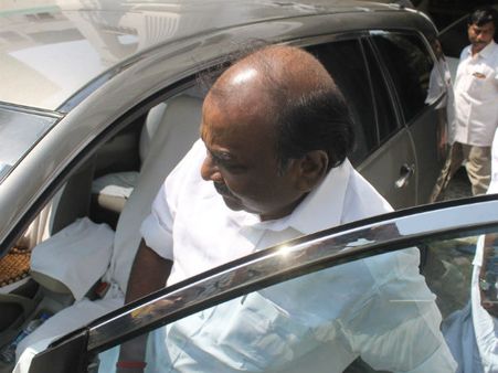 அதிமுக அமைப்புச் செயலர் பதவியில் இருந்து நத்தம் விஸ்வநாதன் திடீர் டிஸ்மிஸ்!