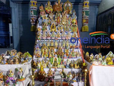 நவராத்திரி : படிப்படியாக முன்னோற படி அமைத்து கொலு வைப்போம்