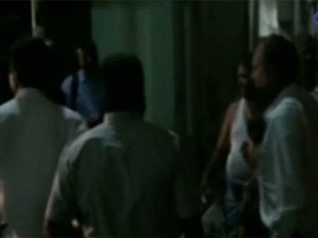 குழந்தையின் கழுத்தில் கத்தியை வைத்து... 13 சவரன் கொள்ளையடித்த ‘ஹெல்மெட்’ திருடர்கள்- வீடியோ