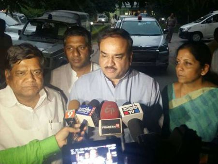 தமிழகத்திற்கு எதிராக.. கர்நாடக குழுவுடன் உமாபாரதியிடம் மனு கொடுத்த திருச்சி நிர்மலா சீதாராமன்!