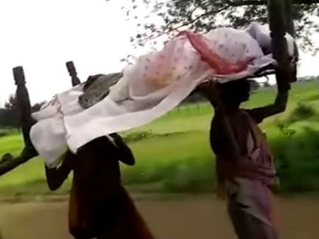 ஒடிஷாவில் உறவினர்கள் உதவாததால் தாயின் சடலத்தை சுமந்து அடக்கம் செய்த மகள்கள்!!