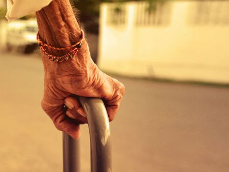 80 வயது முதியவரை வீதியில் வீசிய பிள்ளைகள்!