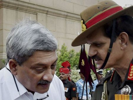 தீவிரவாத தாக்குதலில் 17 ராணுவத்தினர் பலி.. பாரிக்கர், தளபதி தல்பீர் சிங் ஸ்ரீநகர் விரைந்தனர்