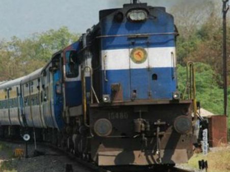 நெல்லை - செங்கோட்டை பயணிகள் ரயிலில் விளக்குகள் எரியாததால் பயணிகள் அவதி