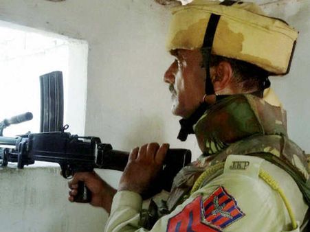 காஷ்மீரில் மீண்டும் துப்பாக்கிச் சூடு... 2 பாதுகாப்பு படையினர் உள்பட 5 பேர் பலி