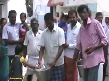 மழை வேண்டி மண்பானையில் பழைய சாதம்... கோபி கிராம மக்களின் நூதன வழிபாடு- வீடியோ