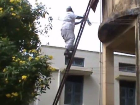 கழிப்பறை வேண்டும்.. அரசு மருத்துவமனை வாட்டர் டேங்கில் ஏறி தற்கொலை மிரட்டல் விடுத்தவர் கைது- வீடியோ