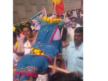 ஜெ. படத்தை எரித்து பாடை கட்டி ஈமச் சடங்கு செய்து குரூர போராட்டம்! #TNNeedsKaveri