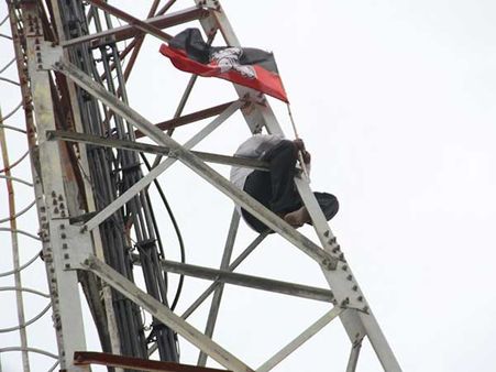 சென்னையில் வேட்பாளருக்கு எதிர்ப்பு: செல்போன் டவரில் ஏறி அதிமுகவினர் தற்கொலை மிரட்டல்