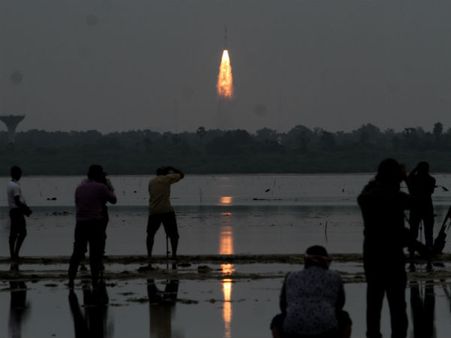 8 செயற்கைக்கோள்களுடன் வெற்றிகரமாக விண்ணில் பாய்ந்தது பிஎஸ்எல்வி சி-35 ராக்கெட்