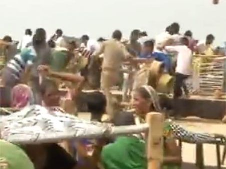 ராகுல் யாத்திரையில் விபரீதம்... ஓசி கட்டில்களுக்காக அடிதடியில் இறங்கிய பொதுமக்கள் #rahul