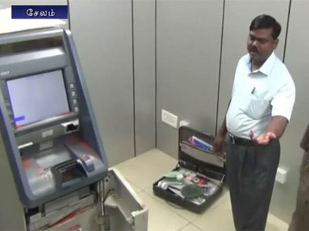 ஏடிஎம் மிஷினை அறுத்து கொள்ளை முயற்சி.. வடிவேல் பாணியில் மிளகாய் பொடி தூவிச் சென்ற திருடர்கள்- வீடியோ