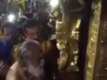 சபரிமலை ஐயப்பன் கோவிலில் மனமுருக அரிவராசனம் பாடிய யேசுதாஸ்... வைரலாகும் வீடியோ