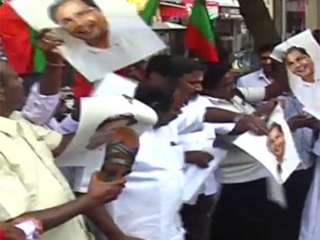 சித்தராமையா போட்டோவை செருப்பால் அடித்து தமிழ் அமைப்புகள் போராட்டம்- வீடியோ