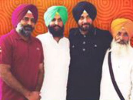 ஆம் ஆத்மி, காங்.க்கும் பெப்பே... புதிய கட்சியை தொடங்கினார் சித்து! #Sidhu