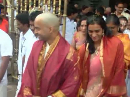 திருப்பதியில் ‘வெள்ளி’ மங்கை சிந்து.. 68கி வெல்லத்தை காணிக்கையாக தந்தார் #PVSindhu - வீடியோ