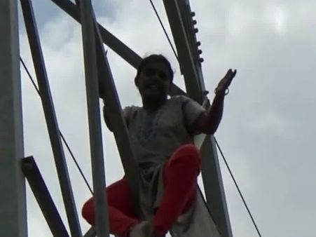 நிலத்தகராறு.. மின் கோபுரத்தில் ஏறி தற்கொலை மிரட்டல் விடுத்த இளம்பெண்.. திருப்பூரில் பரபரப்பு- வீடியோ