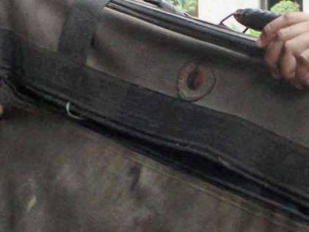 கணவரின் குடலை சூட்கேஸில் வைத்து விமானத்தில் வந்த பெண்