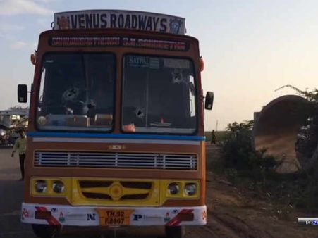 பெல்லாரி: தமிழக லாரிகள் மீது கல்வீச்சு.. உயிருக்கு பயந்து டிரைவர்கள் ஓட்டம் #TNNeedsKaveri