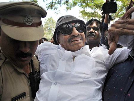 தமிழக-கர்நாடக எல்லையை மூட கிளம்பிய வாட்டாள்.. அங்கேயே வைத்துத் தூக்கிய போலீஸ்!