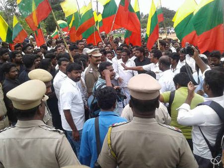 கர்நாடகத்துக்கான மின்சாரத்தை நிறுத்து- நெய்வேலியில் போராட்டம் நடத்திய 500 த.வா.க.வினர் கைது