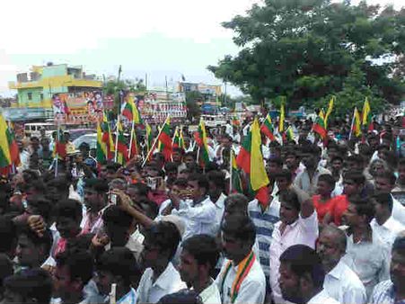 சேலம் இரும்பாலையை தனியாருக்கு தாரை வார்க்க எதிர்ப்பு- வேல்முருகன் தலைமையில் போராட்டம்