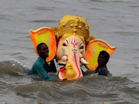 பலத்த பாதுகாப்புக்கு மத்தியில் சென்னையில் விநாயகர் சிலைகள் கடலில் கரைப்பு