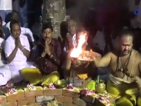 ஜெ. பூரண நலம் பெற... கரூர் கோவிலில் சிறப்பு யாகம் நடத்திய அமைச்சர் விஜயபாஸ்கர்- வீடியோ