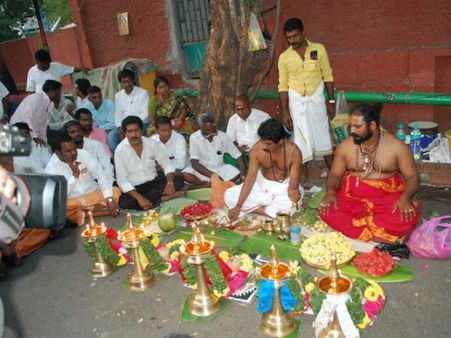 அம்மாவை பார்க்கமுடியலை... கோவில் கோவிலாக யாகம் நடத்தும் அமைச்சர்கள்
