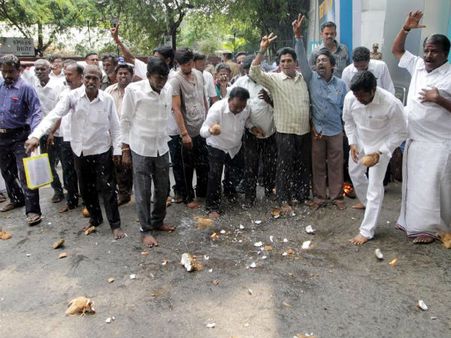 ஜெ. நலம் பெற வேண்டி அப்பல்லோ முன்பு பூசணிக்காய், தேங்காய் உடைத்து அதிமுகவினர் வழிபாடு !