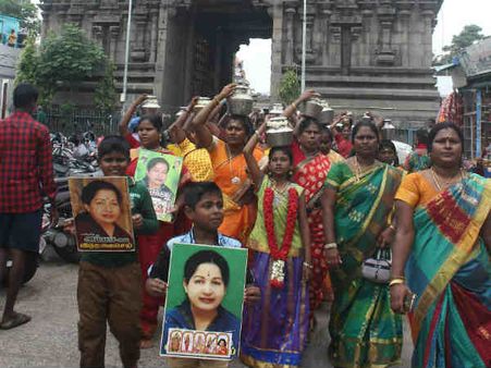 கேரள கோவிலுக்குப் படையெடுத்த அதிமுகவினர்... ஜெ. படத்தை வைத்து மனமுருக பிரார்த்தனை! #jayalalithaa