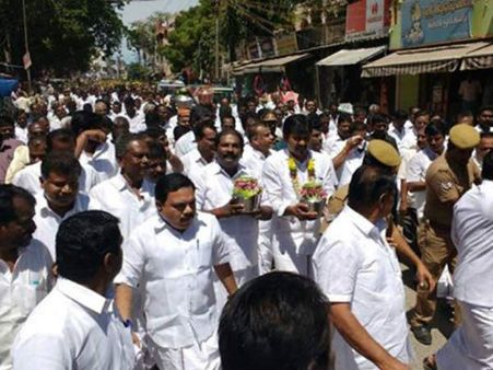 ஜெ.வுக்காக பழனியில் பால்குடம் எடுத்த அமைச்சர் சீனிவாசன், எம்எல்ஏக்கள் பரமசிவம், தங்கதுரை!