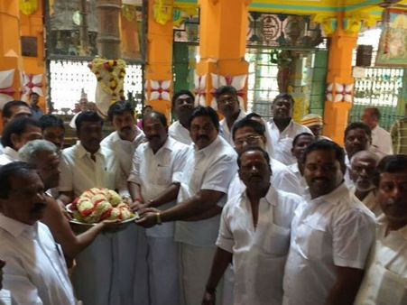 ஜெ.வுக்காக திண்டுக்கல் மாரியம்மன் கோவிலில் எம்.பி உதயகுமார், எம்எல்ஏ பரமசிவம் சிறப்பு வழிபாடு!