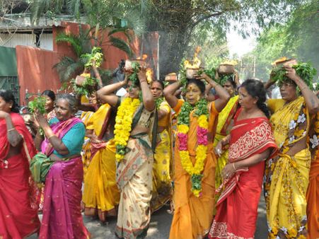 முட்டி போட்டு... தீச்சட்டி ஏந்தி.. தொடரும் பிரார்த்தனைகள்.. 28வது நாளாக சிகிச்சையில் ஜெயலலிதா