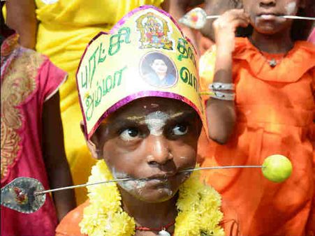 ஜெயலலிதா விரைவில் நலம் பெற 7 ஆயிரம் பெண்கள் பால்குடம்... அலகு குத்தி வழிபாடு