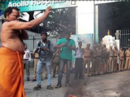 நிறைந்த அமாவாசை: அப்பல்லோ வாசலில் அம்மாவுக்காக திருவிளக்கு பூஜை, அன்னதானம்