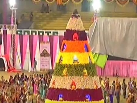 ஹைதராபாத்தில் கின்னஸ் சாதனை… 40 நாடுகளை சேர்ந்த் 9,292 பெண்கள் கலந்து கொண்ட 'பதுக்கம்மா விழா'