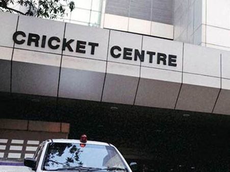 லோதா கமிட்டியை அமல்படுத்தாத வழக்கு ஒத்தி வைப்பு.. பிசிசிஐக்கு தற்காலிக நிம்மதி!