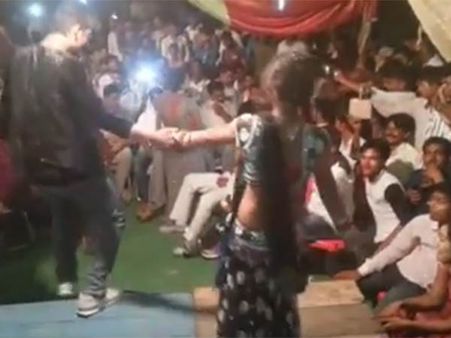 கண்ட இடத்திலும் கை வைத்து.. நடன அழகியோடு குத்தாட்டம் போட்ட எம்.எல்.ஏ- வைரல் வீடியோ