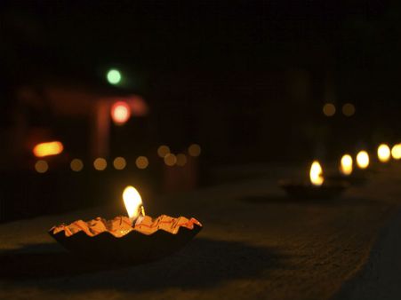 தடையை உடைத்த பிருந்தாவன் விதவைகள்... உற்சாக தீபாவளி கொண்டாட்டம்!